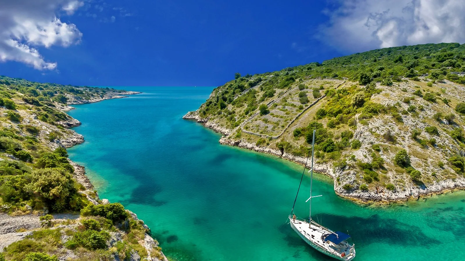 Ce qu'on emporte (et ce qu'on laisse) pour une croisière en voilier aux Antilles : photo de couverture pour illustrer cet article