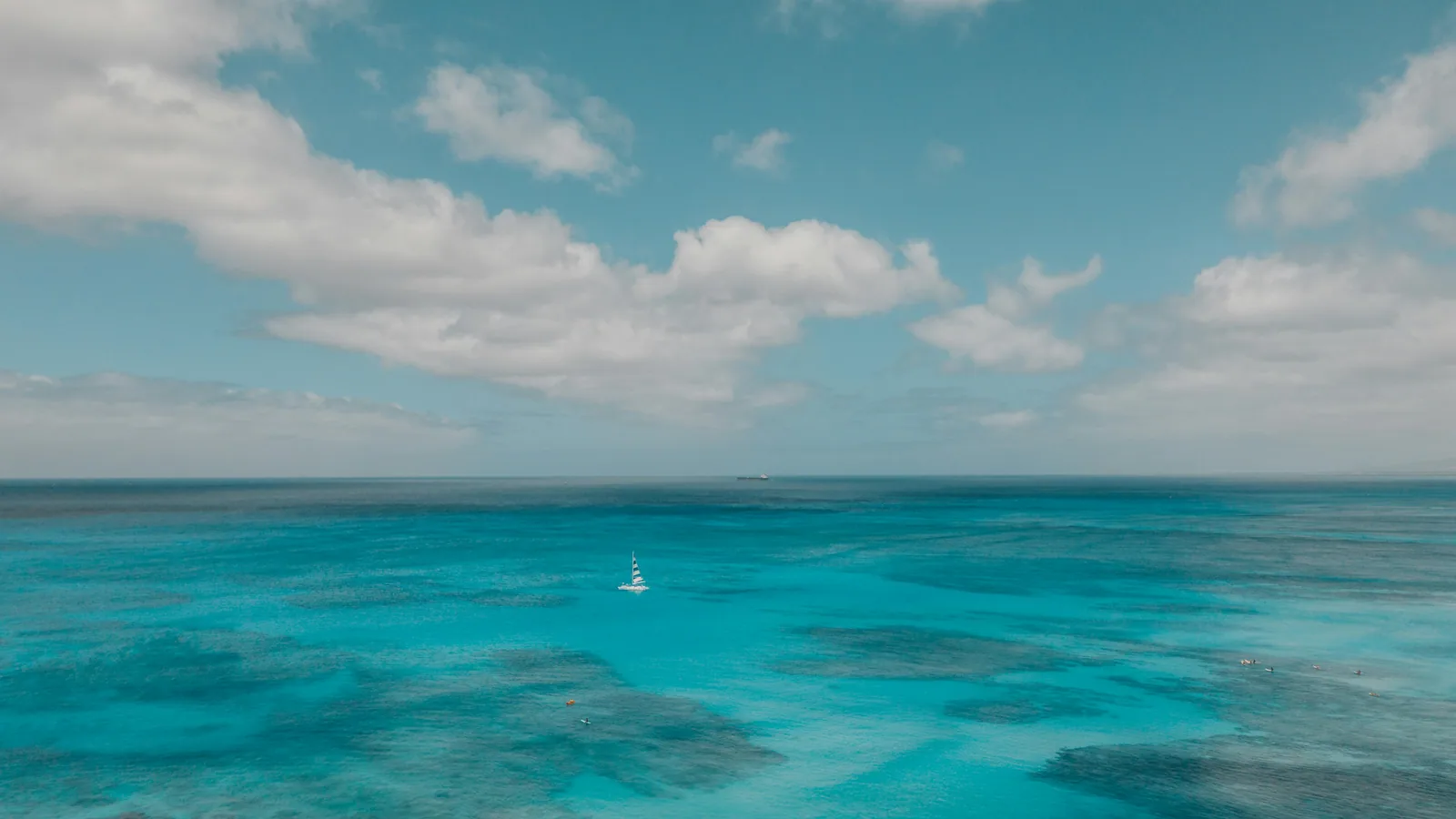 Location de bateau aux Antilles : choisir entre voilier, catamaran, skipper ou autonomie : photo de couverture pour illustrer cet article