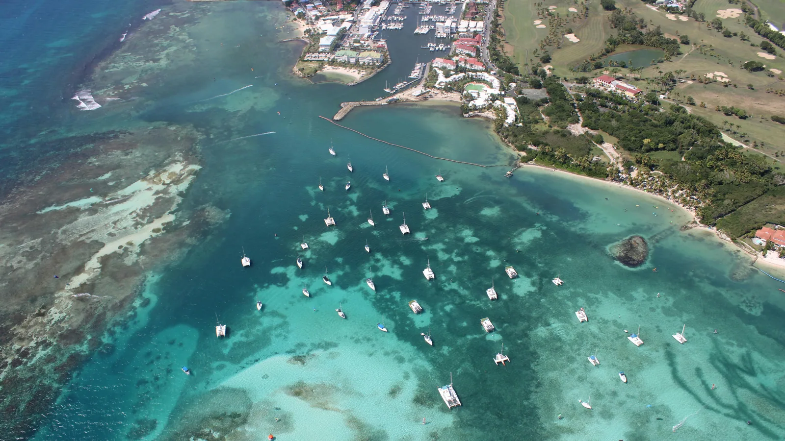 Location de voilier en Guadeloupe en couple : choisir son bateau, son rythme et ses escales : photo de couverture pour illustrer cet article