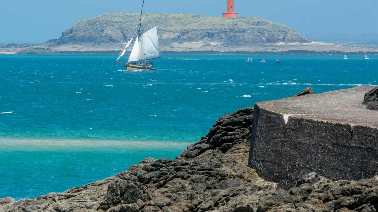 Naviguer de la Guadeloupe aux Saintes : distance, météo et arrivée dans les îles : photo de couverture pour illustrer cet article