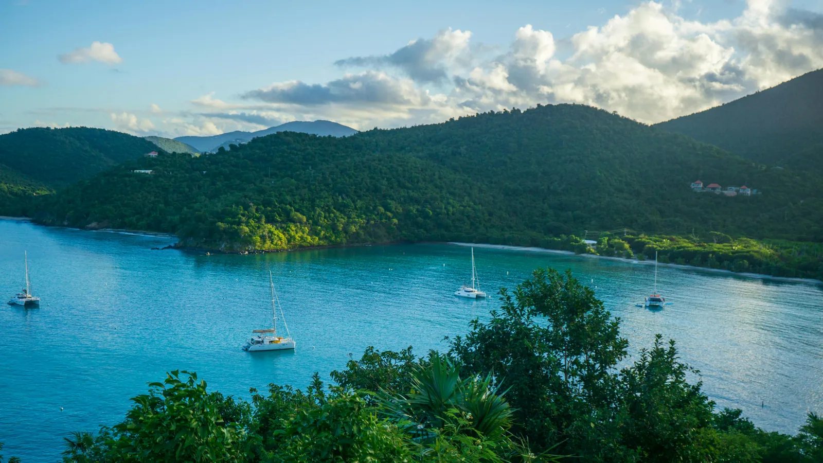 Que faire aux Saintes lors d'une escale en voilier : rythme, mouillages et vraies priorités : photo de couverture pour illustrer cet article