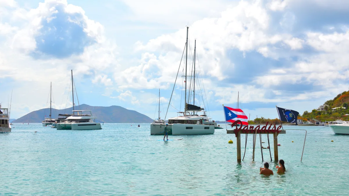 Voiliers au mouillage dans une baie turquoise des Antilles