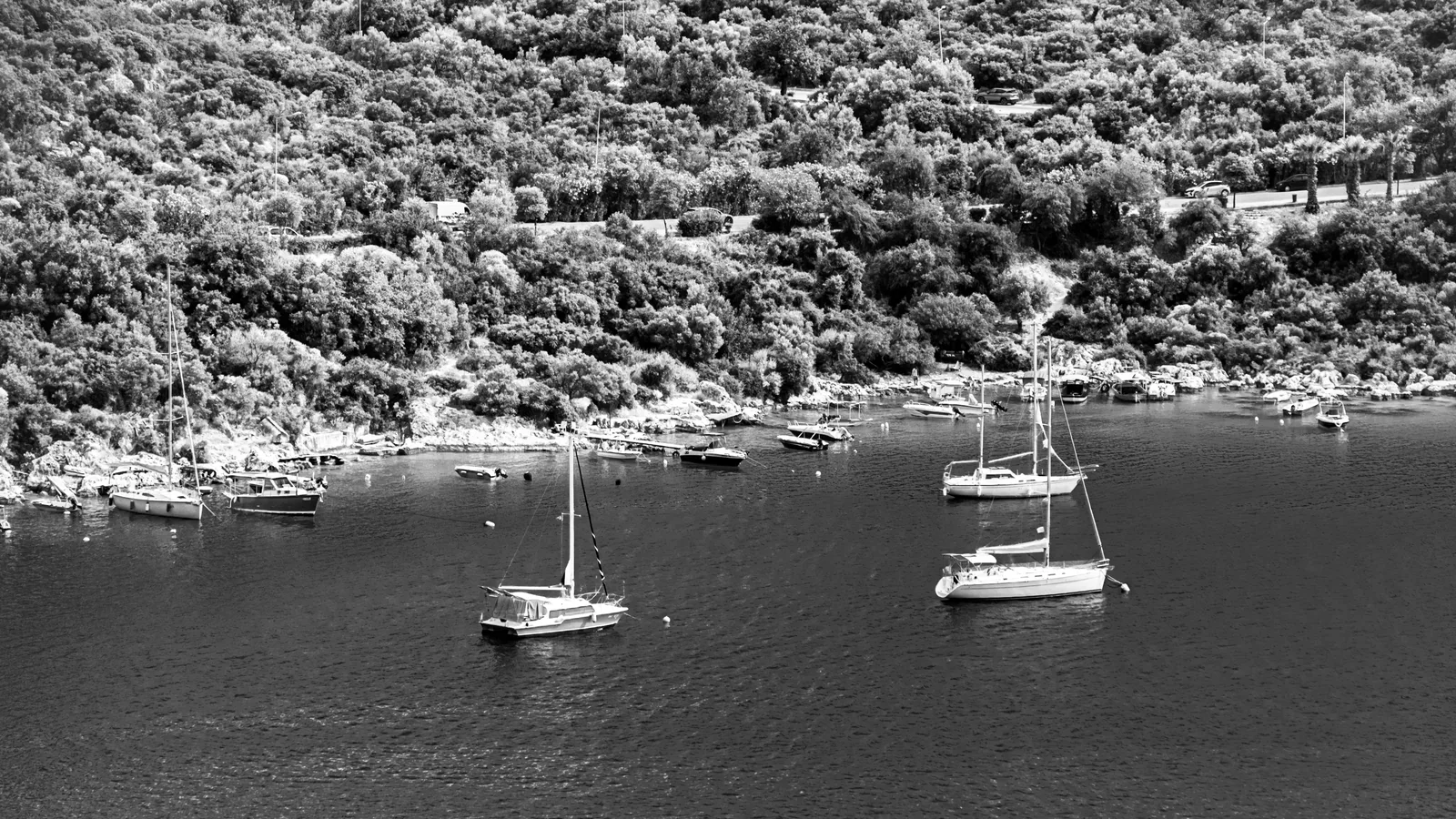 Voiliers au mouillage dans une baie turquoise des Antilles